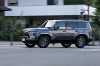 足まわりは、前がハイマウントのダブルウイッシュボーン式で、後ろがトレーリングリンク車軸式。トヨタの「ランクル300」の上級グレードと同じく、ソノレイド式のアクチュエーターで減衰力を調整する電子制御サスペンション「AVS」が装備される。