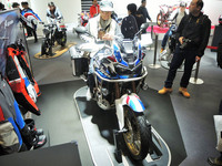 またがりながら何かしらイメージしている方の顔も興味深く……。