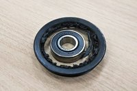 壊れたテンションプーリーのどアップ。ご覧の通り、残っているのは軸受けと縁の部分だけで、残りはすっかり砕け散っている。有識者いわく「ベアリングが固着しちゃったんじゃないの？」とのことだが……。