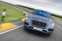 「ベンテイガ スピード」が0-100km/h加速に要する時間は3.9秒。標準モデルの「ベンテイガ」（4.1秒）よりも0.2秒短縮されている。