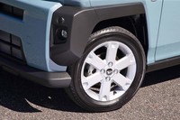 「タフトG」は15インチのアルミホイールを装着。グレードによりカラーや材質が異なるが（上級グレードはガンメタのアルミで、エントリーモデルはスチール）、サイズは全車15インチとなっている。