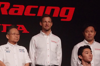 今シーズンは、F1世界選手権の元チャンピオンであるジェンソン・バトン（写真中央）がフル参戦する。