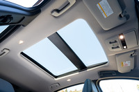 「リミテッド」に標準装備されていた、リモート機能付きのパノラミックガラスルーフ。カタログモデルにもオプションで用意されている。
