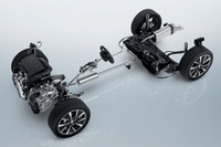 1.2リッターガソリン車のベアシャシー。「SUV 2008」の駆動方式はEV仕様も含め、FFのみとなっている。