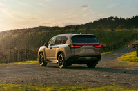 「700h」は“オーバートレイル”専用ではなく、“ラグジュアリー”や“Fスポーツ ハンドリング”などのグレードも設定されている。