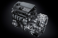 「RX350h」や「RX450h＋」には、既存のトヨタ製ハイブリッド車と同じ2モーター式のハイブリッドシステムを採用。写真の、エンジンの横に付いているのがトランスアクスル（動力分割機構とリダクションギアを一体化したもの）で、段付き感のないシームレスな変速が特徴だった。