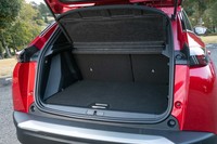 ラゲッジスペースの容量は434～1467リッターと、先代モデル（360～1172リッター）よりも大幅に拡大。フロアボードを上段に固定すると荷室を2段式に使える。