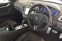 「マセラティ・ギブリ ディーゼル」のインテリア。