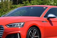 ボディーサイドのシャープなキャラクターラインは、今日のアウディ車に共通する特徴。特にボンネットフードとフェンダーパネルの境の処理は、高度な生産技術がなければなし得ない芸当である。