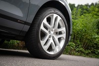 21インチの、5スプリットスポークデザインのホイールはオプション。試乗車には245/45R21サイズの「グッドイヤー・イーグルF1 AT SUV 4×4」タイヤが装着されていた。