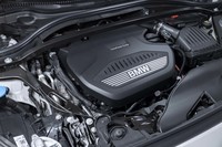 フロントに横置きで積まれるB47D型2リッター直4ディーゼルターボユニット。最高出力150PSと最大トルク350N・mを発生する。