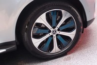 「EQC400 4MATIC」のアルミホイール。ブルーの差し色が印象的。