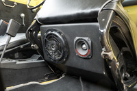 Bluetoothオーディオのスピーカーは前席のシート下部に配置。オリジナルの趣を崩さないための工夫だ。