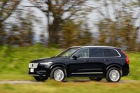 「ボルボXC90 D5」のディーゼルターボエンジンは、「パワーパルス」を搭載。発進から30km/hまでの低速域におけるターボラグを減少させ、スムーズな加速を実現させる。
