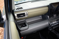 「アップグレードパッケージ」を装着すると、インストゥルメントパネルやドアトリムには「サファリカーキ」の塗装カラーパネル（標準仕様は材着）が採用され、また合皮のアームレストやボルスターなども装備される。