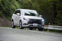 PHEVシステムについては、主要構成部品の約9割を改良したとされており、エンジン排気量やリチウムイオン電池の容量拡大、リアモーターの出力アップなどが行われている。