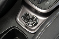 「エスクード」の4WDシステムには、前後軸の直結モードや、“対角線スタック”におちいった際などに重宝するブレーキ制御式の疑似LSD機能などが備わっている。このクラスの、この価格帯のSUVでここまで充実した4WDシステムを持つクルマは珍しい。