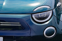 「フィアット500e」の大きな特徴となっている、上下2分割のヘッドランプ。「ポップ」以外のグレードはLED式で、オートハイビームなどの機能が標準装備される。