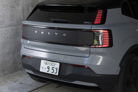 左右のリアコンビランプ間にもブラックの大型パネルを装備。黒地に銀の「VOLVO」ロゴがクラシカルな雰囲気だ。