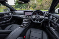 「AMGライン」が選択されていた試乗車のインテリア。マット仕上げの「ブラックアッシュウッド」と呼ばれるトリムや「AMGスポーツステアリング」「レザーARTICOダッシュボード」などがセットで組み込まれている。