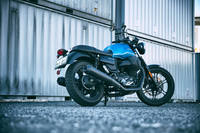 従来モデルからクラシカルなスタイリングは踏襲しつつ、より快適なライディングポジションが取れるよう各部を改良。シート高を下げるとともに、フットペグをより前方の低い位置へ移動させることで、あらゆる体格のライダーに理想的な運転姿勢を提供できるようになったという。