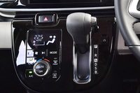 「ブラックインテリアパック」ではピアノブラックのパネルが装着される。