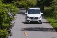 「Vクラス」は、走行状況に応じて減衰力が変化するセレクティブダンピングシステム搭載の「アジリティーコントロールサスペンション」を採用。正確なハンドリングと快適性を両立させるとうたわれている。