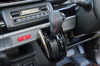 トランスミッションは全車でCVTを採用。CVTユニットは、従来型に比べて約5kg軽量化されている。