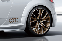 マットブロンズカラーにダイヤモンドカットを施したアウディスポーツ製20インチアルミホイール「5Vスポークスターデザイン」を標準装備する。