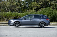 「インプレッサスポーツ」のボディーサイズは全長×全幅×全高＝4475×1775×1480mm、ホイールベース＝2670mm。フロントバンパーのデザイン変更によって、従来比で15mm全長が伸びた。