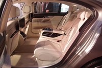 ロングホイールベースの最上級モデル「760Li xDrive V12エクセレンス」のリアシート。