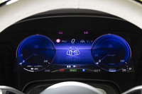 液晶メーターには専用表示モードの「マイバッハ」を搭載。ただの画面表示とはいえ、深みのあるブルーが高級感を漂わせる。