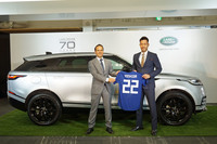 ロシアワールドカップで吉田選手が実際に着用したユニフォームを携えてのフォトセッション。