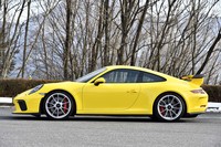 ボディーは「カレラS」よりも25mm低められている。テスト車には、段差などを乗り越える際にボディー前端を持ち上げることができる「フロントアクスルリフトシステム」が装着されていた。