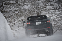 最低地上高は210mm。5ドア／3ドアモデルと変わらぬグラウンドクリアランスが確保されている。