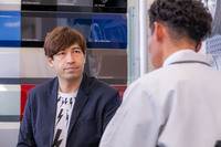 本当に気に入ったものを、長く大切に使いたいというサッシャさん。「愛車の性能や自身の乗り方に合うタイヤを知りたいですし、交換の回数も多くなると思うので、ディーラーでの販売価格も気になります」と、平賀さんへの質問にも熱がこもる。