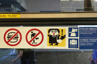 ブダペスト地下鉄内のユーモラスな警告表示。