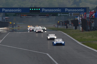 GT500クラスのスタートシーン。始まりから、No.12 カルソニックIMPUL GT-Rがレースを引っ張る。
    