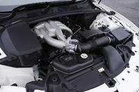 エンジンは、3リッターNA（243ps）のほか、4.2リッターNA（304ps）、4.2リッターSC（426ps）の全3タイプが用意される。