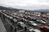 パドックで待機する「クラシックカーパレード」の参加車両。S54B、ハコスカ、ケンメリなどのスカG、510ブル、SR311フェアレディ、初代S30Z……旧車の世界で圧倒的な人気を誇る日産車だけに、ご覧のとおりのボリューム。