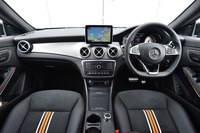 インテリアでは、「ダークハニカムグレーン」と名付けられたシルバーのセンターパネルが目を引く。