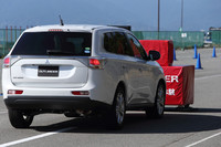 「衝突被害軽減ブレーキシステム（FCM）」は、衝突直前に警報や自動ブレーキで衝突を回避、または被害を軽減する。