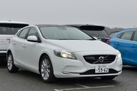 現在のボルボの販売をけん引する「V40」シリーズ。スタイリッシュなデザインに加え、ボンネットに世界初の歩行者エアバッグを搭載したことでも注目を集めた。
    