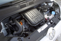 1リッター3気筒エンジンは、60psと75psの2種類が用意される。今回試乗した75psエンジン＋5MT車の燃費は、21.3km/リッター。CO2排出量は108g/km。また、アイドリングストップやエネルギー回生システム、低転がり抵抗タイヤなどの機構を備えるブルーモーションテクノロジー搭載車の燃費は、23.3km/リッターで、CO2排出量は99g/kmとなる。
    