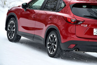 凍結した上り坂で停止し、そこから発進するテストを行う。4WDの「CX-5」では、なんら問題なくスタートできる。