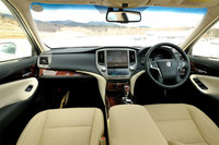 「2.5ロイヤルサルーンG」のインテリア。デザインに際して、「日本の美意識を織り込みながら、伝統と革新の融合を表現した」とされる。