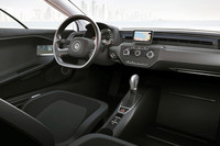 コンセプトカーにしては、市販車然としたインテリア。空気抵抗を考慮してサイドミラーは撤去。死角の映像がドア部のモニターに映し出される。