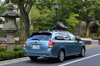 ボディーカラーは全9色の設定。テスト車に採用されていたライトブルーメタリックは、ハイブリッド車（HV）専用色だ。
    