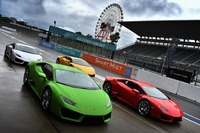試乗の舞台は鈴鹿サーキット。ピットレーンに色とりどりの「ウラカンLP580-2」が並ぶ。