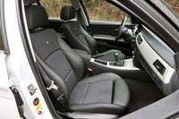 背もたれの中央にエンブレムが添えられる、D3のシート。写真の左ハンドル仕様のほか、25万円のオプションとして右ハンドル仕様も用意される。